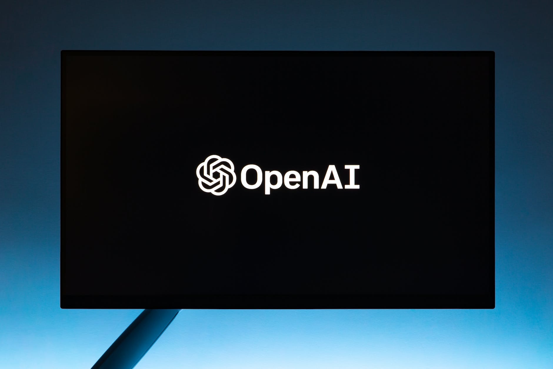 ChatGPT non più disponibile in Italia. Bannato? Facciamo chiarezza.